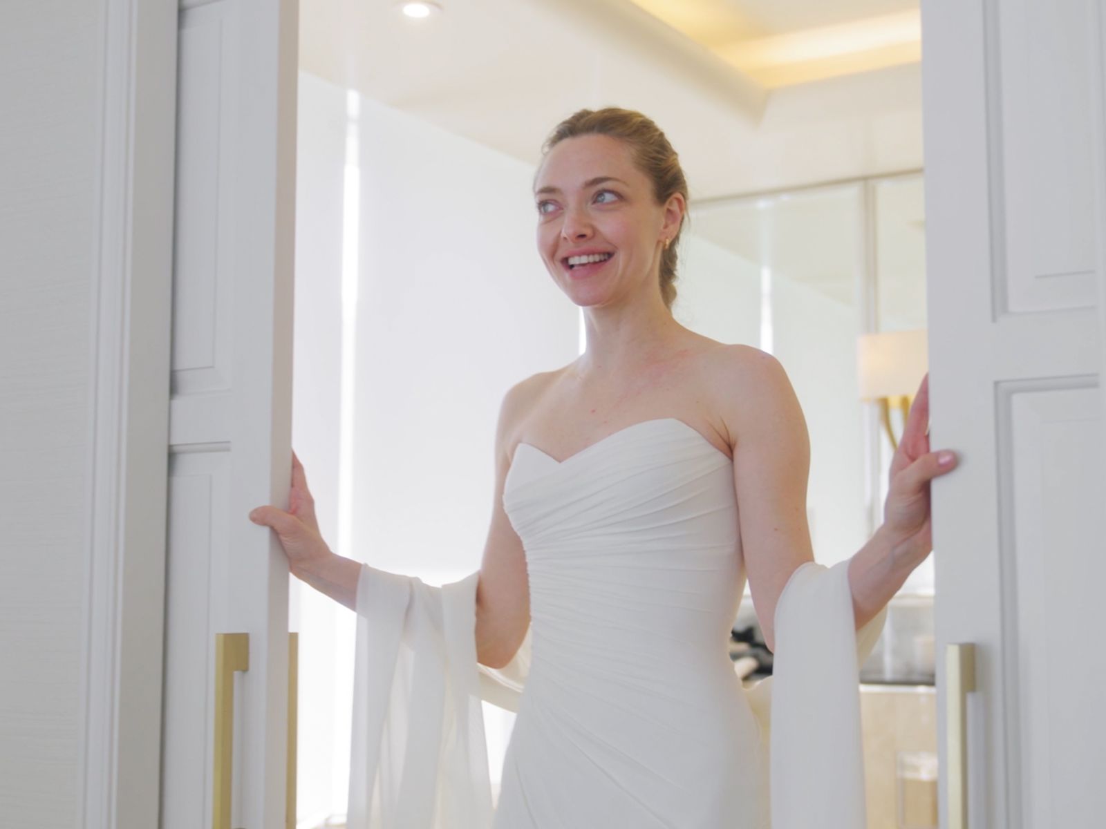 It Took 400 Hours to Make Amanda Seyfried’s Custom Versace Dress for the 2026 Golden Globes